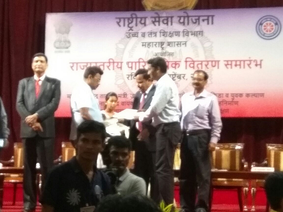 SNDT WU NSS Cell Program Officers & Volunteers Received State Level Awards on NSS Day September 24, 2017 by the Hands of Hon'ble Minister of State H&TE, Mr.Vinodji Tawade